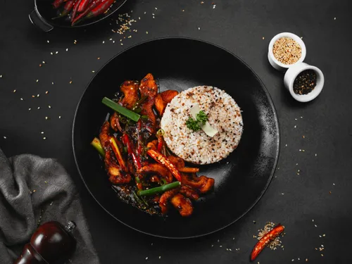 Wok de poulet à la citronnelle et au curry rouge