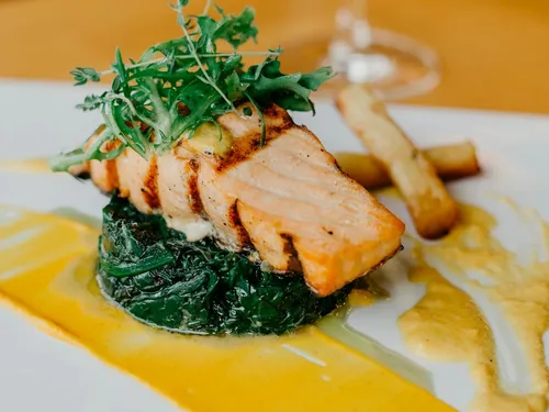 Pavé de saumon et son lit d'épinards
