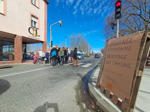 REVEL: action symbolique contre le passage des poids-lourds dans le...