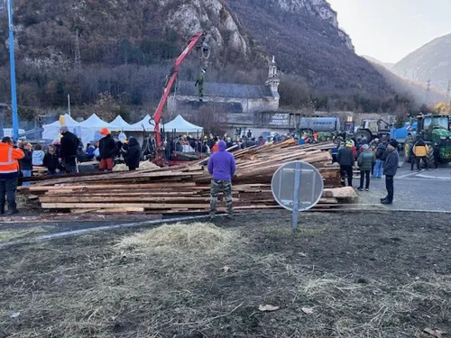 Dix jours de blocage : Ax-les-Thermes manque de denrées et...