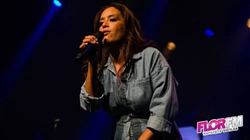 Amel Bent en showcase FLOR FM