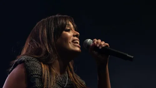 Amel Bent freine la candidature d’une jeune fille pour The voice Kids