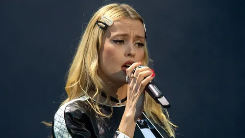 Angèle annonce de nouvelles dates pour sa tournée 