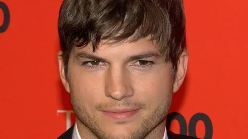 Ashton Kutcher en admiration devant un chanteur de karaoké !