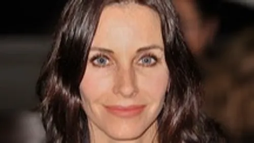Courteney Cox voudrait bien repasser derrière la caméra