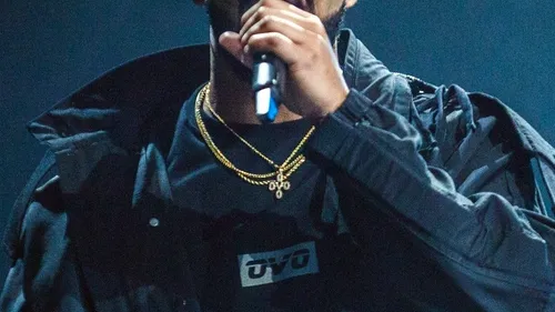 Drake a trouvé le moyen d'être tranquille ... très tranquille  ! 