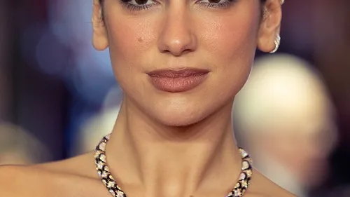 Dua Lipa porte plainte contre Samsung 