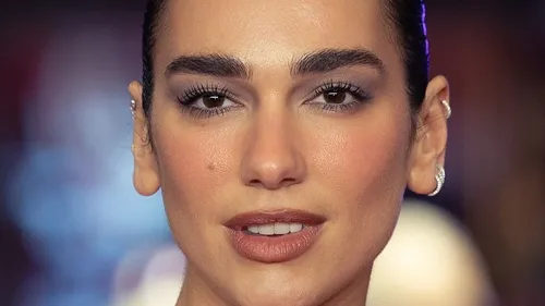 Dua Lipa organise une soirée lecture à Paris 