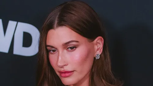 La marque d’Hailey Bieber arrive en France