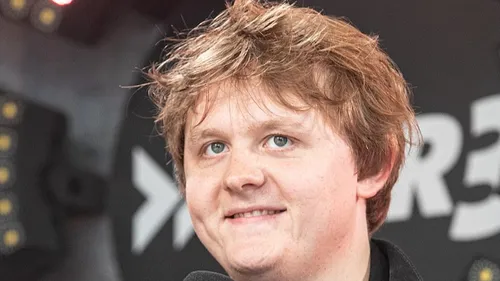 Lewis Capaldi s’est incrusté dans un site de fringue 