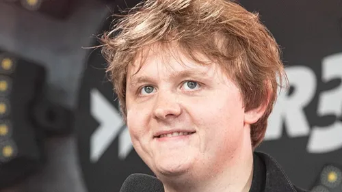 Concert surprise offert par Lewis Capaldi
