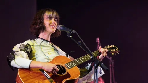 La chanteuse Pomme change de coupe de cheveux ! 