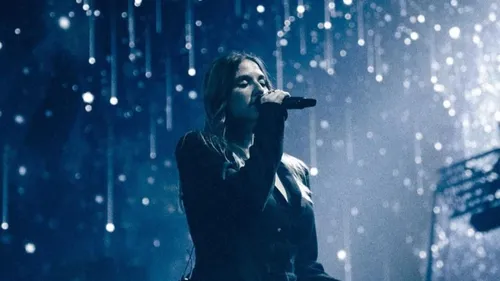 Helena Bailly ( star ac) balance sur ses fans .. Et elle a bien...