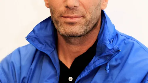 Bain de foule pour Zinedine Zidane devant le musée Grévin 