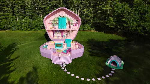 Insolite : faire une soirée pyjama dans un coffret Polly Pocket...