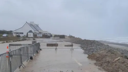 Une route détruite par les inondations en Bretagne
