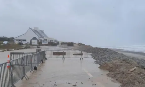 Une route détruite par les inondations en Bretagne