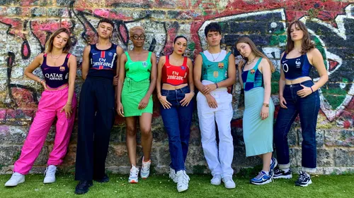 Bretagne : elle transforme des maillots de foot en corsets 