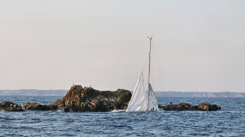 Finistère : échouage d’un voilier, le plaisancier attend les...