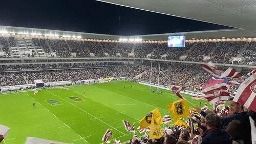 Rugby : une demande en mariage insolite sur la pelouse du Matmut...