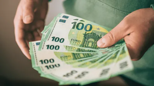 Sans-abri, il restitue 2 000 euros trouvés dans un train vide