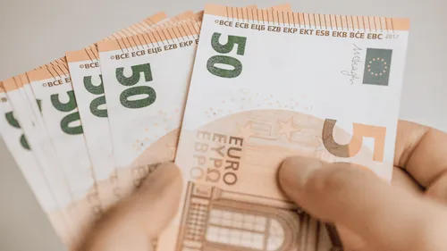 Morbihan : il distribue des billets de 50 euros dans son collège,...