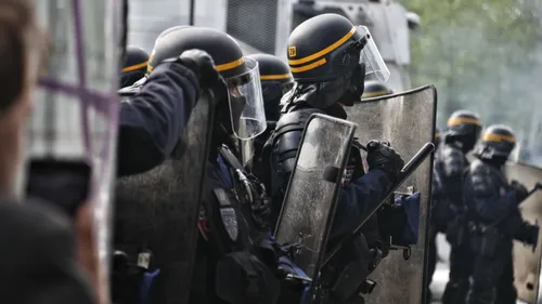 Jet de cocktail molotov sur des CRS à Rennes : le parquet ouvre une...