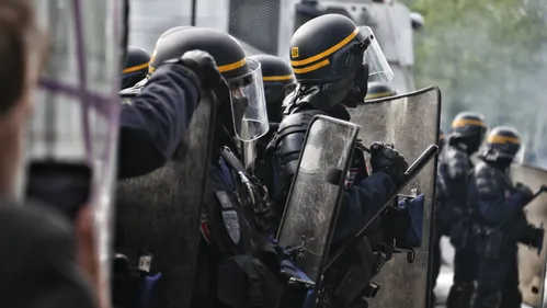 Législatives 2024 : des affrontements entre manifestants et forces...