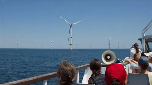 Un succès pour les visites en mer du parc éolien de Saint-Nazaire