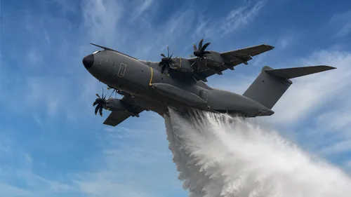 Incendies : cet avion militaire géant va épauler les Canadair