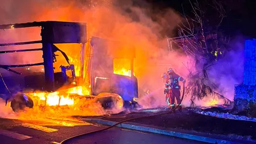 Limoges : un poids-lourd et une camionnette prennent feu après une...