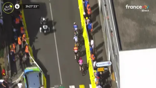 Tour de France : une voiture percute des barrières à l'arrivée à...