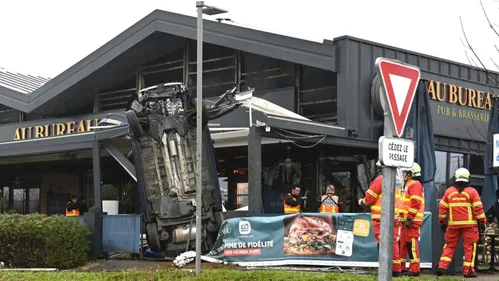 Une voiture termine sa course sur la terrasse d’un restaurant de...