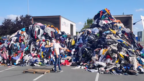 La fin de la collecte des textiles dans les bornes Le Relais