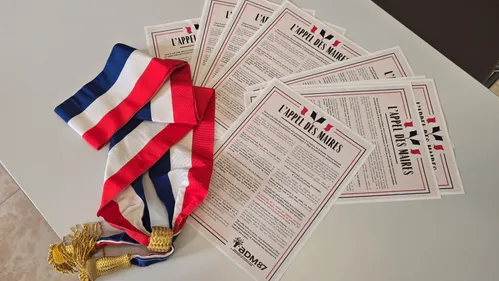 Haute-Vienne : les maires mettent les drapeaux en berne pour...