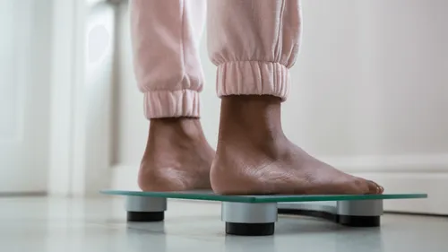 Pourquoi cette compagnie aérienne pèse-t-elle les passagers avant...