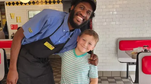 Un enfant récolte 95 000€ pour venir en aide à son serveur préféré 