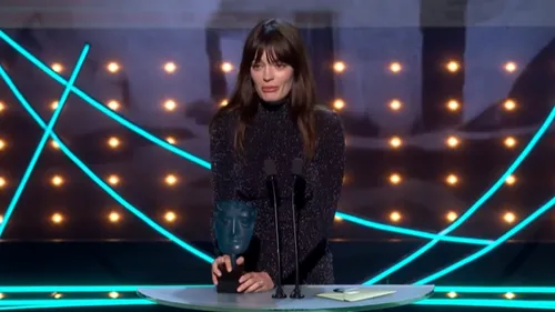 La Sarthoise Emma Mackey reçoit le titre de "star montante" aux BAFTA