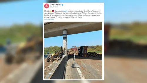 Vendée : un camion avec des rondins de bois se couche sur l'A87,...