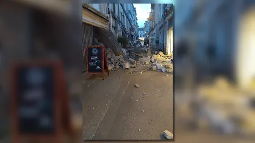 Le mur d’un immeuble s’effondre en plein centre d’une ville des...