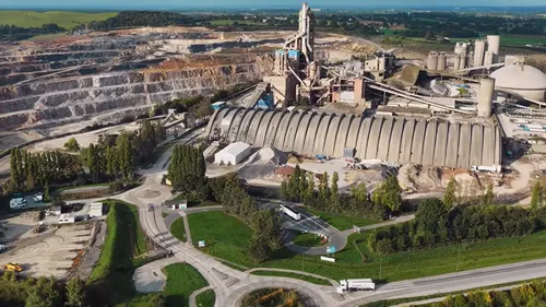 Mayenne : un incendie se déclare sur le site de la cimenterie Lafarge