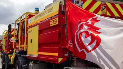 Vendée : la voiture prend feu, les flammes se propagent à un champ