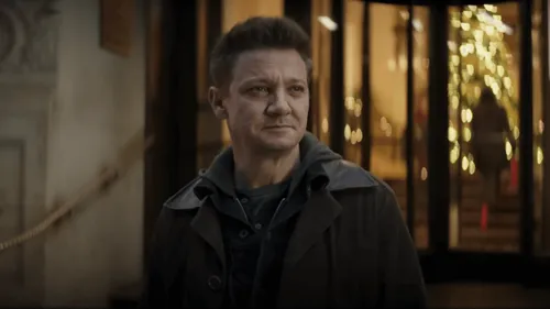 1 an après son grave accident, Jeremy Renner reprend les...