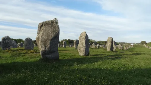 "Nous allons changer de dimension", les mégalithes de Carnac...