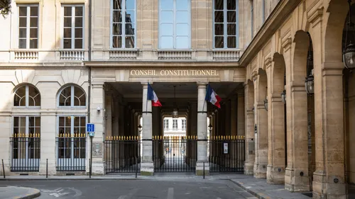 La loi immigration censurée en grande partie par le Conseil...