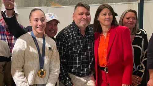 Kaylia Nemour de retour en Indre-et-Loire, une centaine de fans...