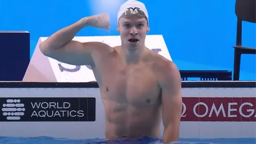 Natation : Léon Marchand décroche un troisième titre mondial