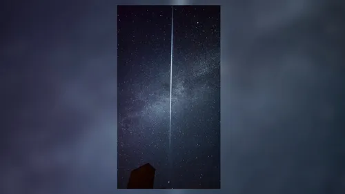 Une étrange traînée blanche dans le ciel de l'ouest : de quoi...