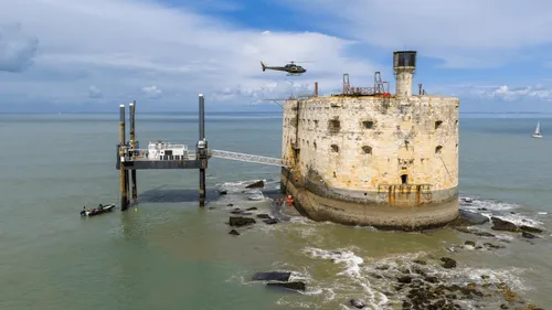 Travaux du Fort Boyard : le béton arrive par hélicoptère !