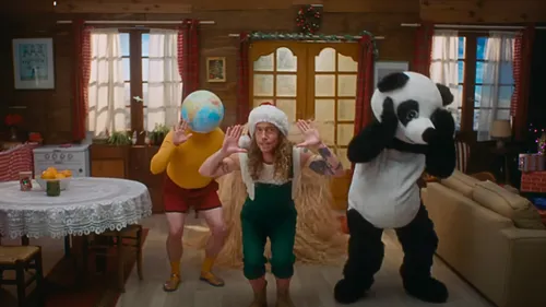 Julien Doré fête Noël dans un nouveau clip (avec des invités)